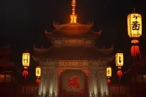 雨落胶片店封面：雨窗与成排胶片盒