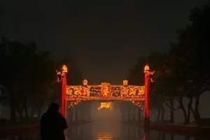 胶片里的雨季封面：雨幕与老式放映机