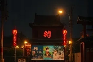 北纬片场封面：片场打板器与摊开的分镜桌